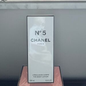CHANEL No. 5 BODY LOTION in White Packaging